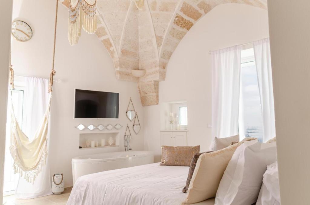 Apulia Charming Suites - Suite Perla con vista mare e hot Jacuzzi Savelletri Exterior foto