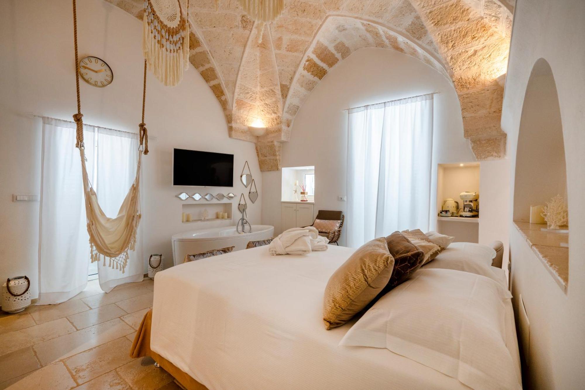 Apulia Charming Suites - Suite Perla con vista mare e hot Jacuzzi Savelletri Exterior foto