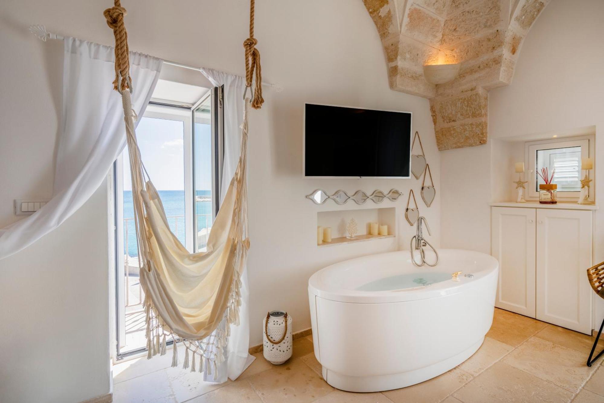 Apulia Charming Suites - Suite Perla con vista mare e hot Jacuzzi Savelletri Exterior foto