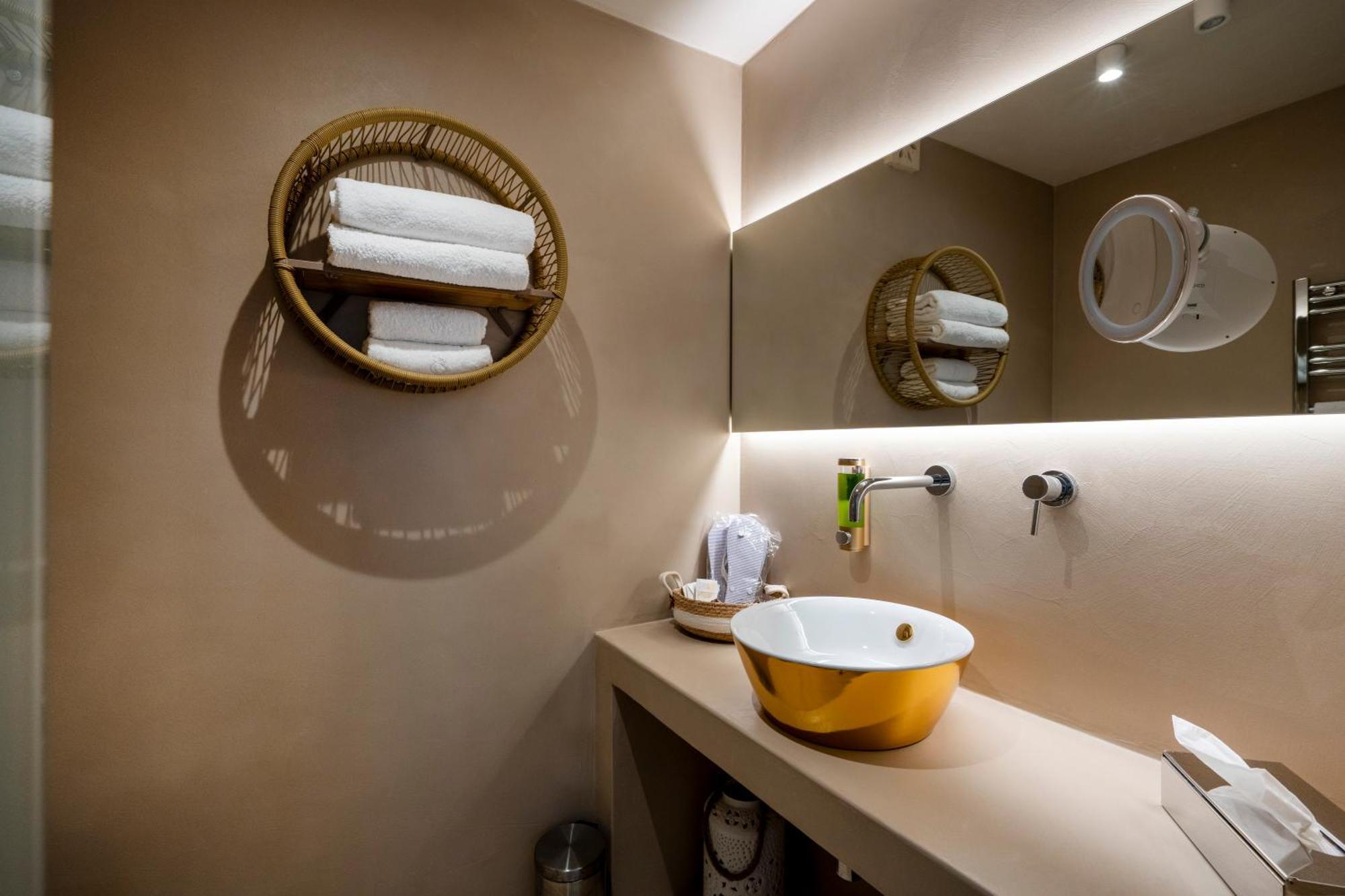 Apulia Charming Suites - Suite Perla con vista mare e hot Jacuzzi Savelletri Exterior foto