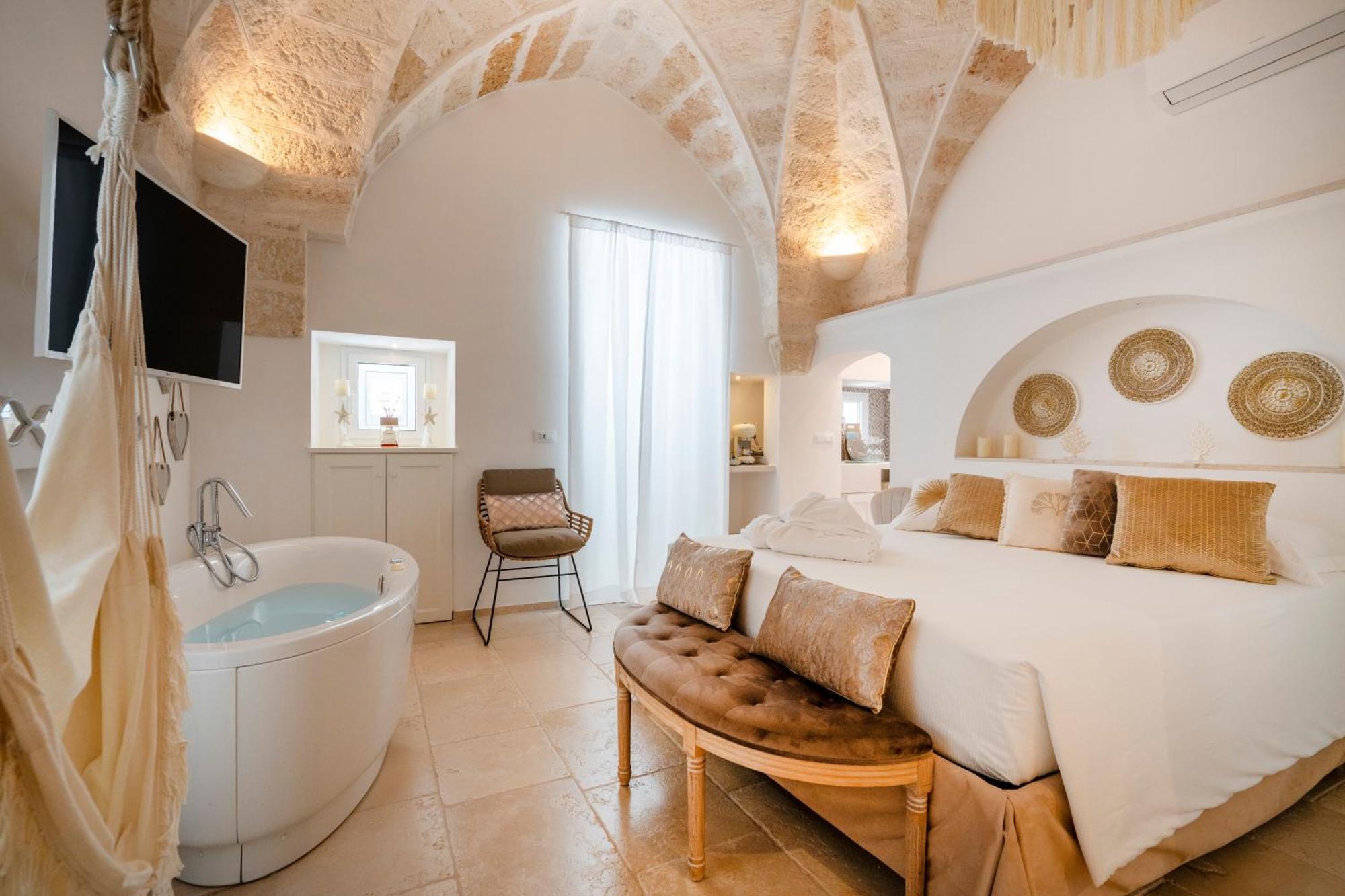 Apulia Charming Suites - Suite Perla con vista mare e hot Jacuzzi Savelletri Exterior foto
