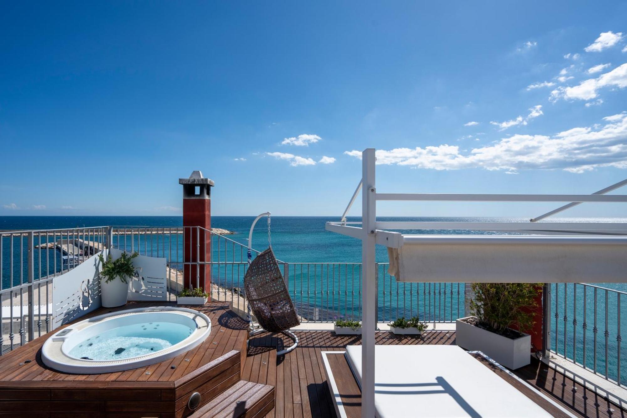 Apulia Charming Suites - Suite Perla con vista mare e hot Jacuzzi Savelletri Exterior foto