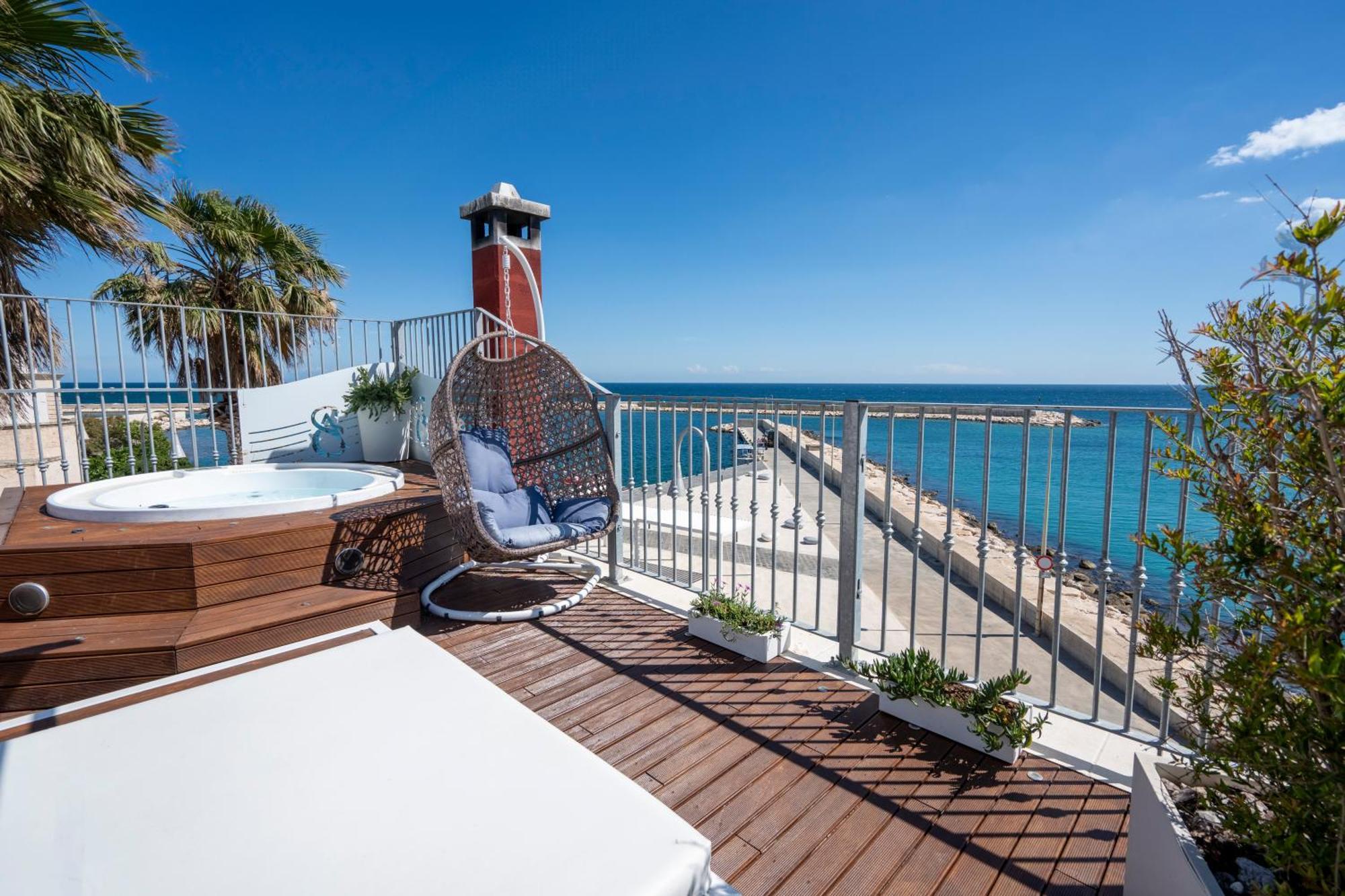 Apulia Charming Suites - Suite Perla con vista mare e hot Jacuzzi Savelletri Exterior foto