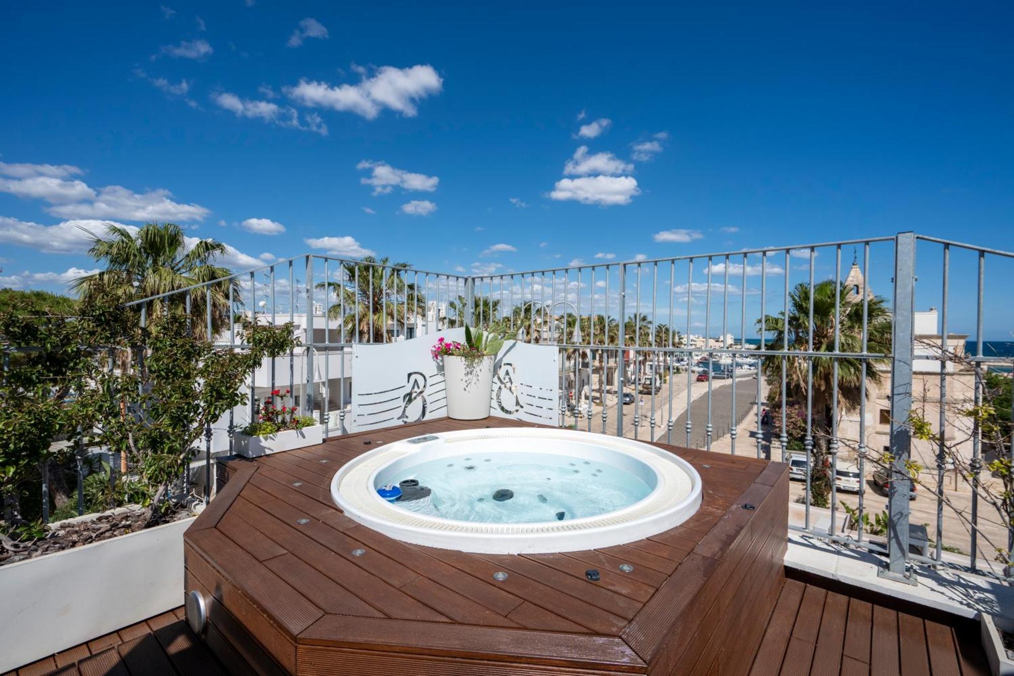 Apulia Charming Suites - Suite Perla con vista mare e hot Jacuzzi Savelletri Exterior foto