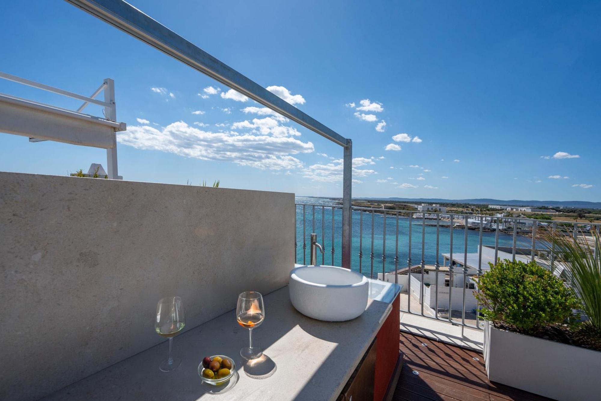 Apulia Charming Suites - Suite Perla con vista mare e hot Jacuzzi Savelletri Exterior foto